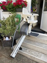 HomeGlide Outdoor Treppenlift mit witterungsbest&auml;ndiger Beschichtung in Bayern