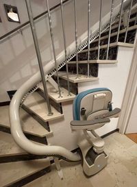 Montage von Treppenliften an kurvigen Treppen in Bayern